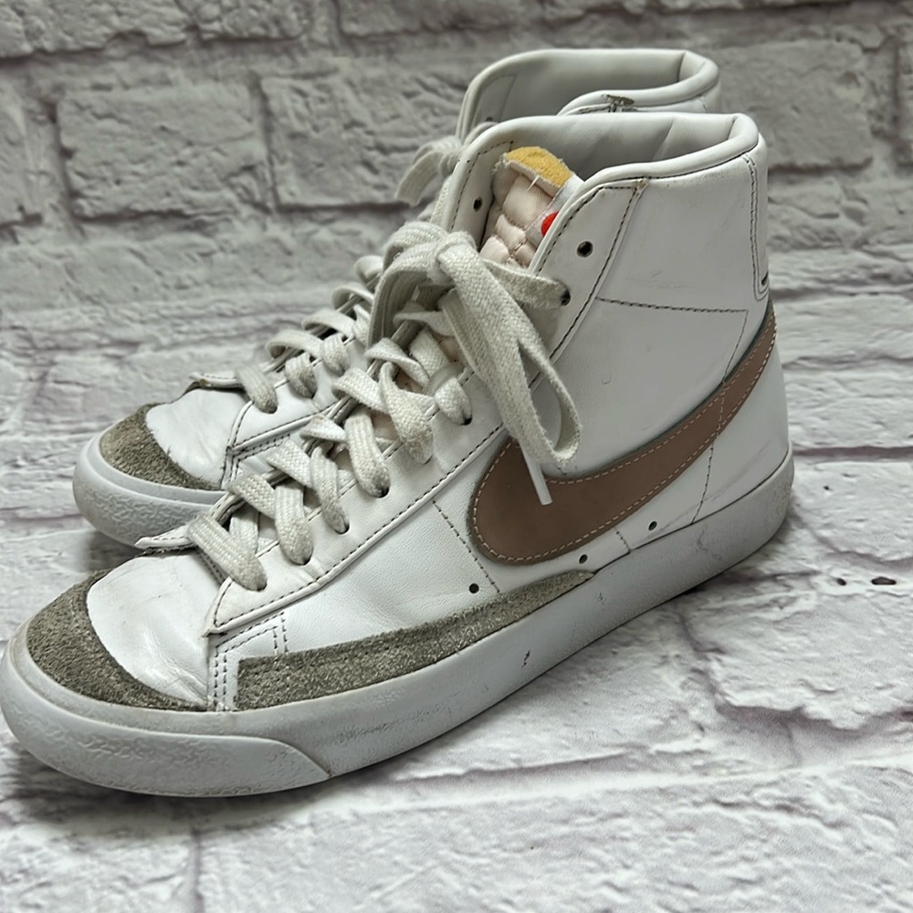 Nike Women's Sneakers White and Tan
